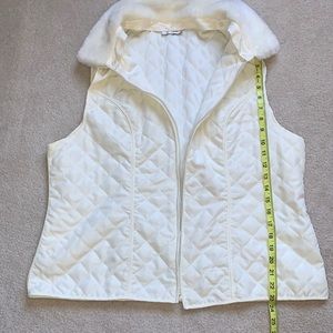 Off white light weight vest with buttoned fur collar